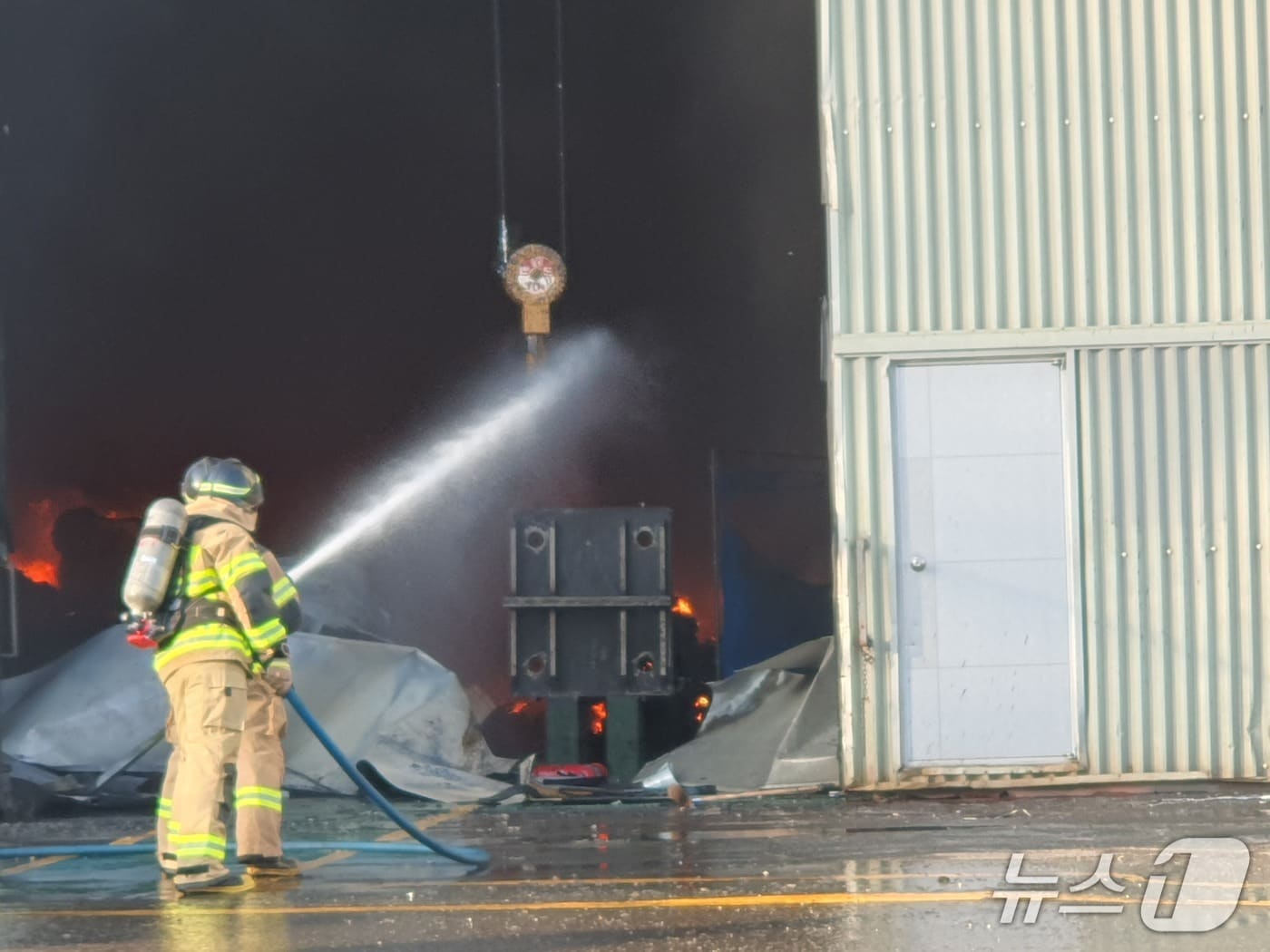 4일 오후 4시 23분께 울산 울주군 온산읍 화산리의 한 공장에 불이 났다.(독자 제공. 재판매 및 DB금지)/뉴스1