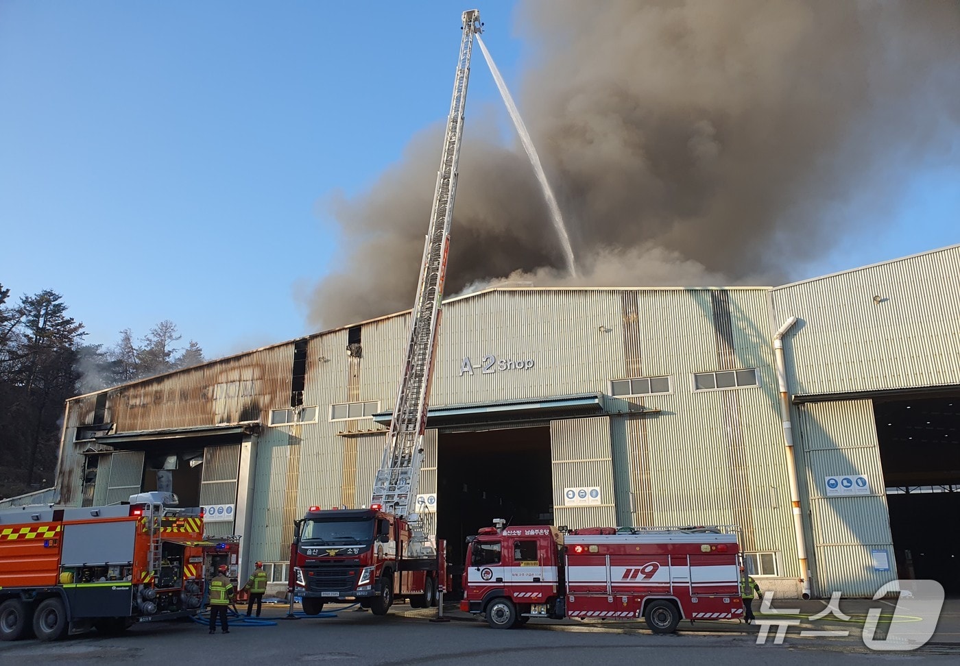 4일 오후 4시 23분께 울산 울주군 온산읍 화산리의 한 에너지장치 제조 공장 내 보온 자재 창고에서 불이 났다.(독자 제공. 재판매 및 DB금지)/뉴스1