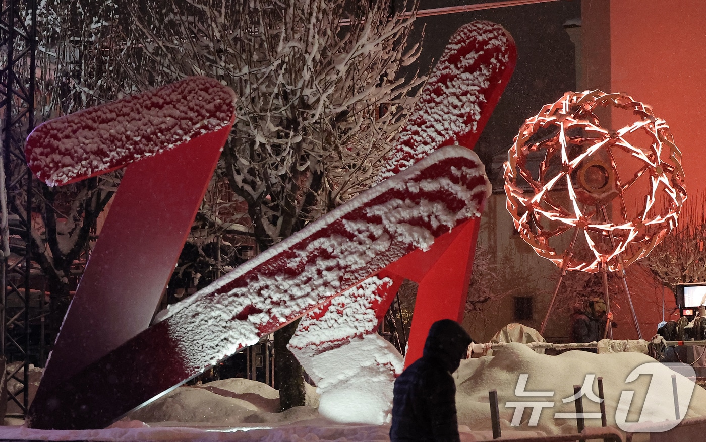 2026 밀라노·코르티나담페초 동계올림픽 개막을 이틀 앞둔 4일(현지시간) 이탈리아 코르티나담페초 광장에 설치된 성화대 뒤로 눈이 내리고 있다. 2026.2.5/뉴스1 ⓒ News1 김성진 기자