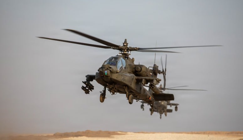 2025년 11월 4일 미국 중부사령부 작전 책임 지역 내 항공 작전 중 제4전투항공여단 제6-17공중기병대대 소속 AH-64 아파치 헬리콥터 2대가 착륙 구역을 통과하고 있다. (미국 중부사령부 홈페이지)