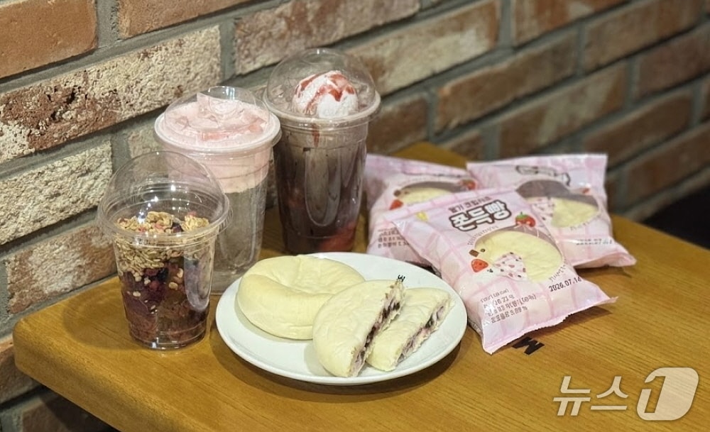 메가MGC커피의 ‘딸기 크림치즈 쫀득빵’과 딸기시즌 메뉴들(메가MGC커피 제공)