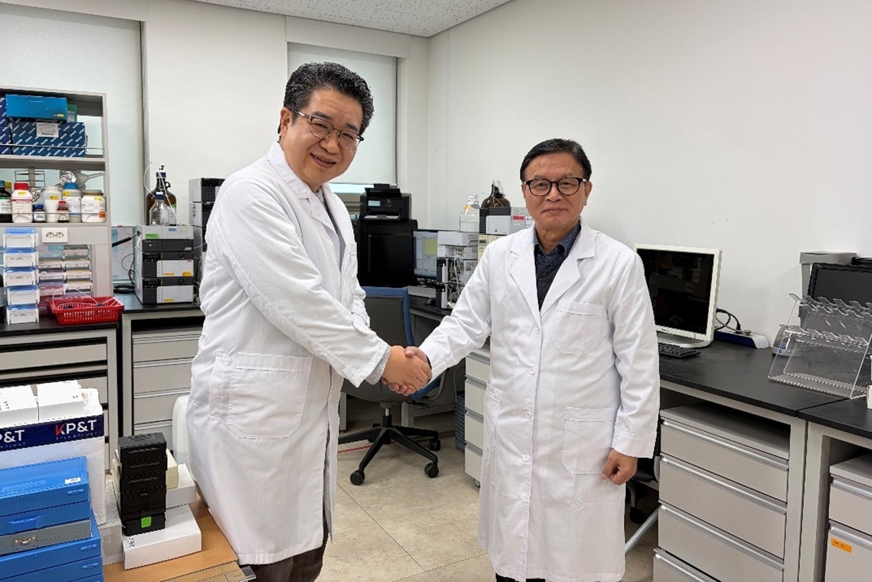 김재일 HLB펩 CTO(우측)와 김현택 YMC Korea 대표이사가 정제기술 논의 후 기념촬영을 하고 있다(HLB펩 제공)