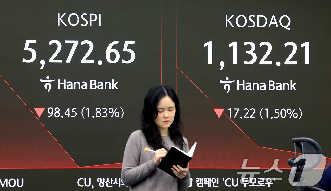 코스피가 미국 기술주의 약세 영향을 받아 하락세로 출발한 5일 서울 중구 하나은행 딜링룸 전광판에 코스피 시황이 표시되고 있다. 2026.2.5/뉴스1 ⓒ News1 이호윤 기자