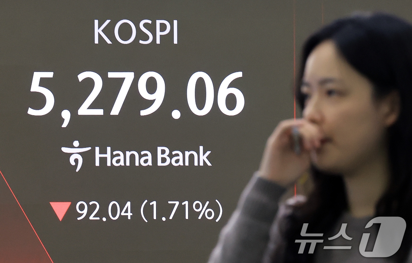 코스피가 미국 기술주의 약세 영향을 받아 하락세로 출발한 5일 서울 중구 하나은행 딜링룸 전광판에 코스피 시황이 표시되고 있다. 2026.2.5/뉴스1 ⓒ News1 이호윤 기자
