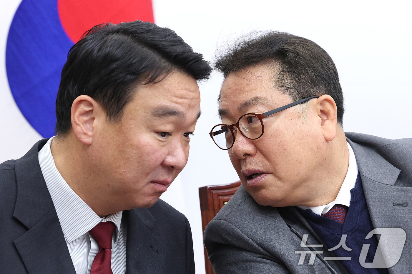 정희용 국민의힘 사무총장과 조광한 최고위원(오른쪽)이 지난 2월 5일 서울 여의도 국회에서 열린 최고위원회의에서 대화하고 있는 모습. 2026.2.5 ⓒ 뉴스1 신웅수 기자