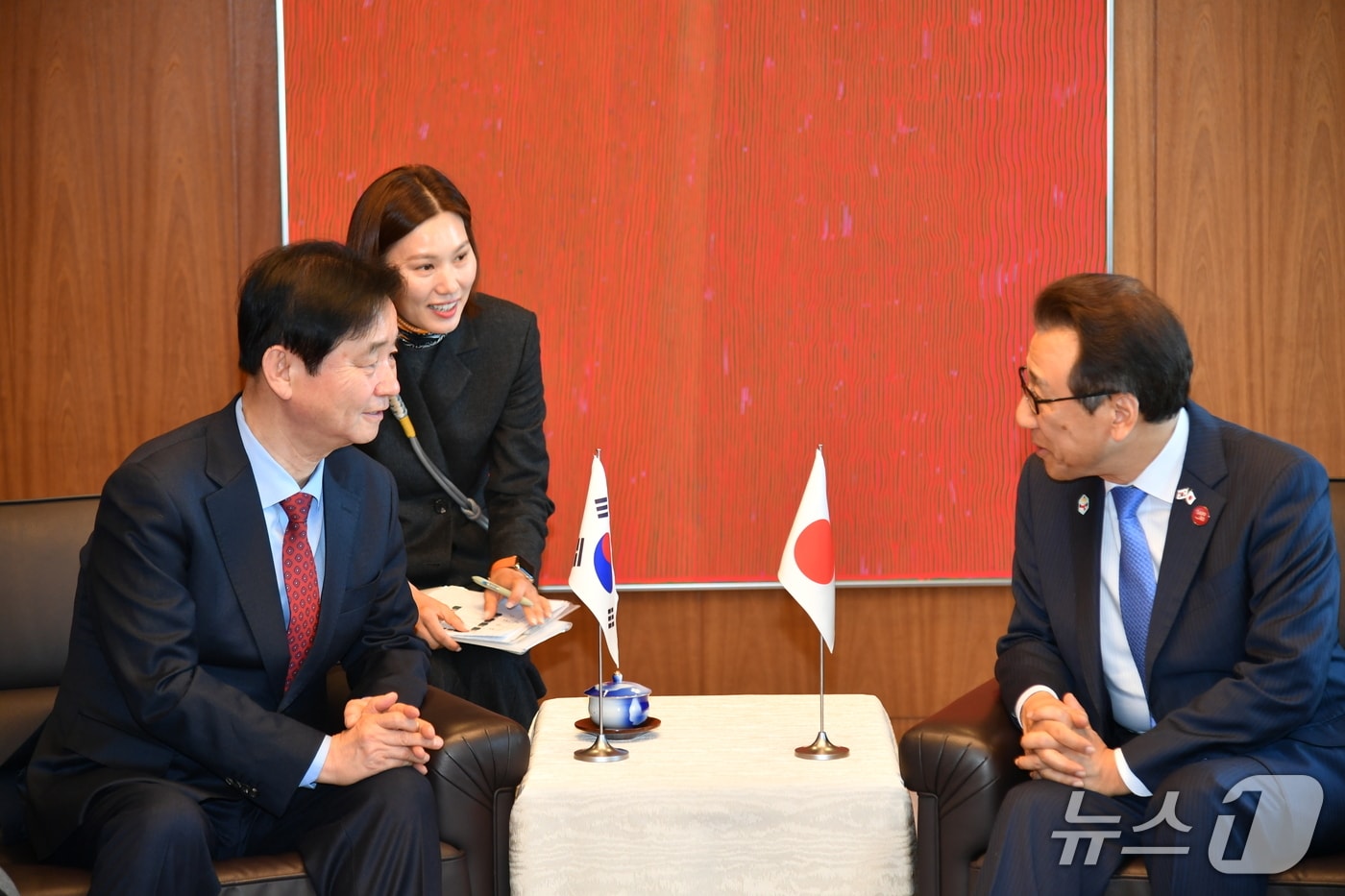 최문순 화천군수가 지난 4일 일본 삿포로시 초청으로 눈축제 개막식에 참석해 야마모토 가쓰히로 삿포로 시장과 환담하고 있다.(화천군 제공, 재판매 및 DB금지)