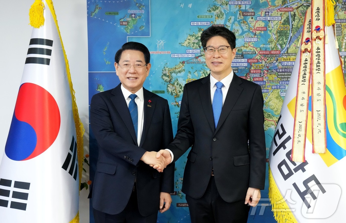 김영록 전라남도지사가 5일 도청 집무실에서 제44대 황기연 신임 전라남도 행정부지사와 기념촬영을 하고 있다.(전남도 제공. 재판매 및 DB금지) 2026.2.5/뉴스1 