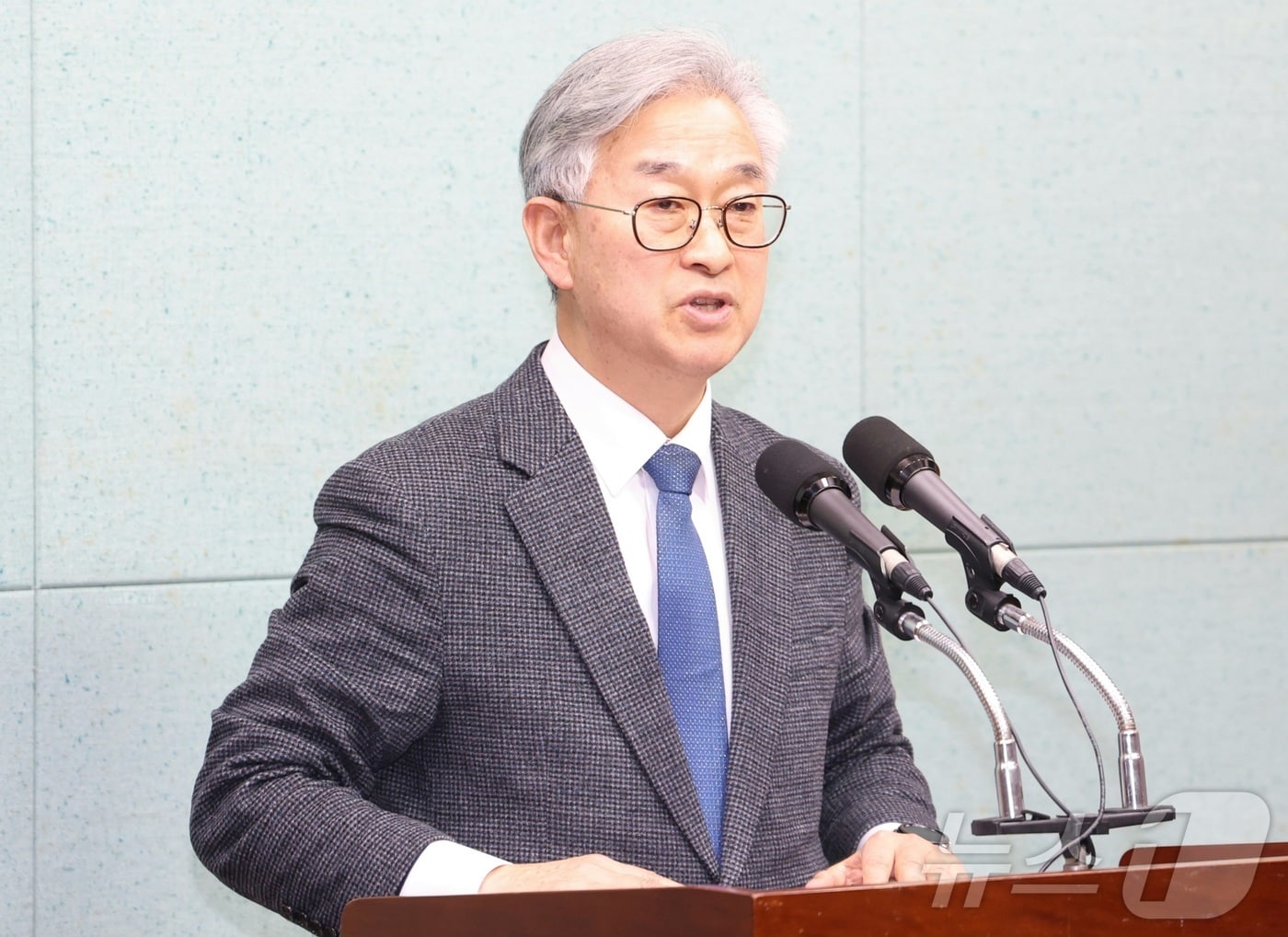 나인권 전북도의원이 5일 전북 전주시 전북특별자치도의회에서 뇌물수수 의혹 각하 결정 관련 기자회견을 열고 질의에 답변을 하고 있다. ⓒ News1 유경석 기자