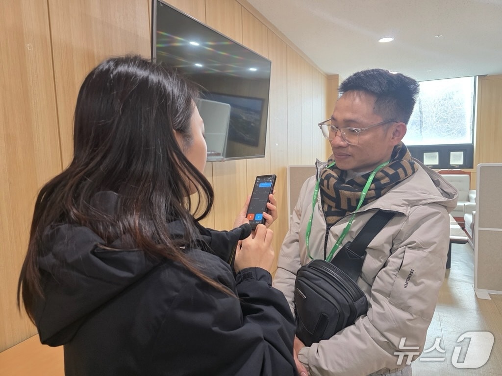 울산 동구는 이달부터 외국인 민원 처리부서를 대상으로 외국어 AI 실시간 통·번역기 대여 서비스를 시행한다.(울산 동구 제공. 재판매 및 DB금지)/뉴스1