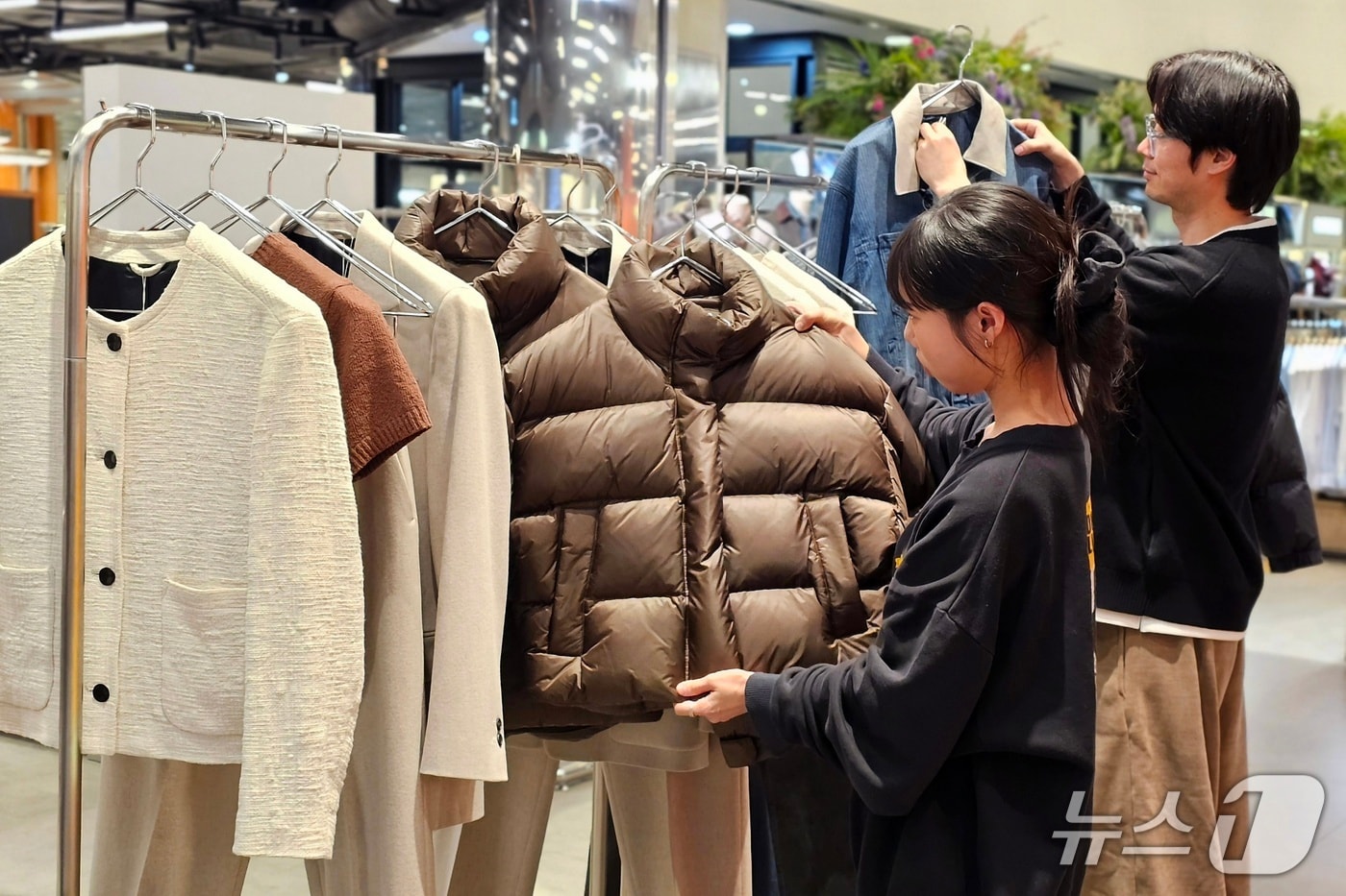 신세계백화점 센텀시티를 방문한 고객들이 서촌라인 의류들을 살펴보고 있다.(신세계센텀시티 제공. 재판매 및 DB 금지)
