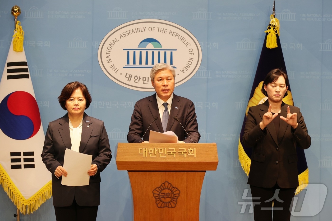서왕진 조국혁신당 원내대표가 4일 국회 소통관에서 기자회견을 갖고 전남광주통합특별시법 대표발의안을 설명하고 있다.(서왕진 의원실 제공.재배포 및 DB 금지)