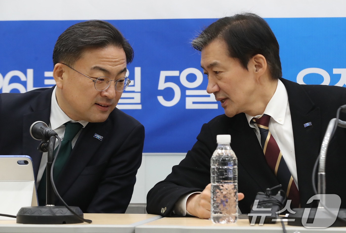 조국 조국혁신당 대표가 지난 2월 5일 부산 동구 부산항국제전시컨벤션센터에서 열린 현장 최고위원회의에서 신장식 최고위원과 대화하고 있는 모습. 2026.2.5 ⓒ 뉴스1 윤일지 기자