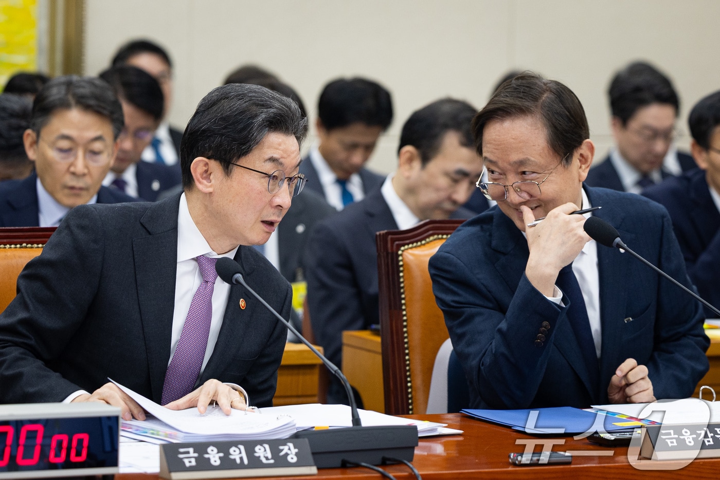 이억원 금융위원장(왼쪽)과 이찬진 금융감독원장이 5일 서울 여의도 국회에서 열린 제432회 국회(임시회) 정무위원회 제1차 전체회의에 출석해 대화하고 있다. ⓒ News1 유승관 기자