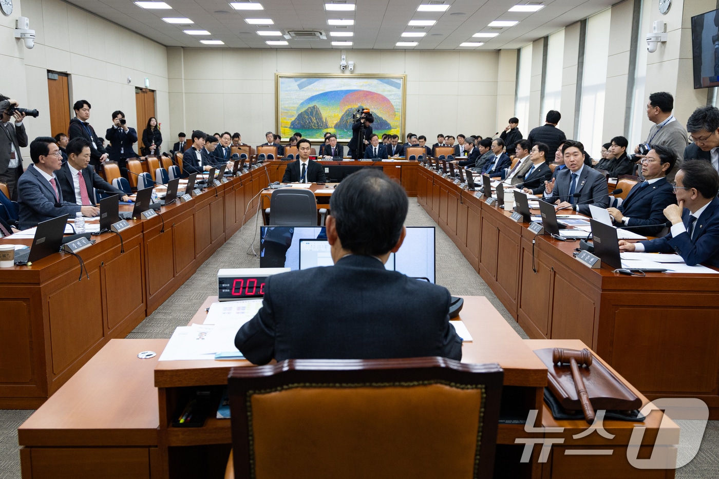 정무위, 김병주·김형석 '증감법 고발' 설전...22분만에 파행 - 뉴스 썸네일 이미지