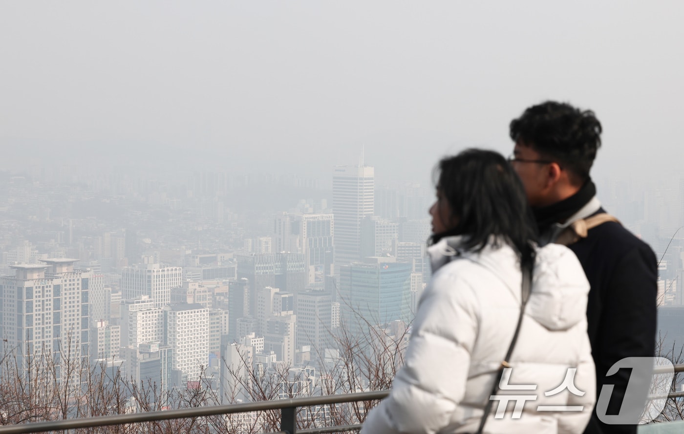 수도권 지역의 초미세먼지 농도가 '나쁨' 수준을 보인 5일 서울 남산에서 바라본 도심이 뿌옇다. 2026.2.5/뉴스1 ⓒ News1 최지환 기자