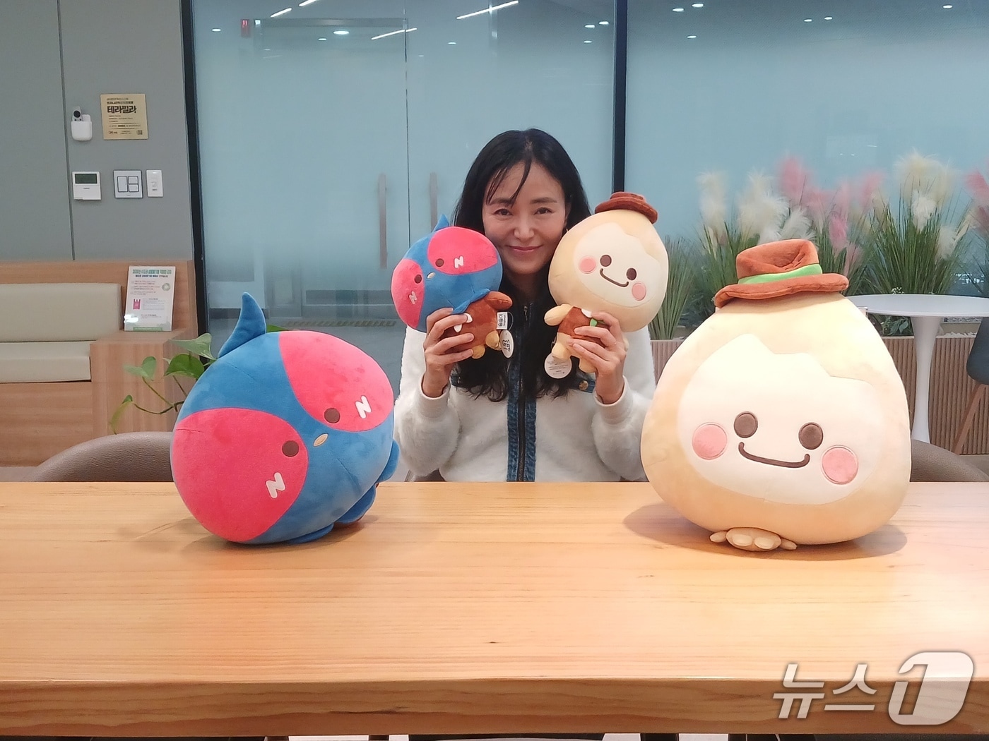 경기 가평군 직원이 송송이(사진 왼쪽)와 갓평이(사진 오른쪽)을 들고 사진을 찍고 있다.(가평군 제공. 재판매 및 DB 금지)/뉴스1 