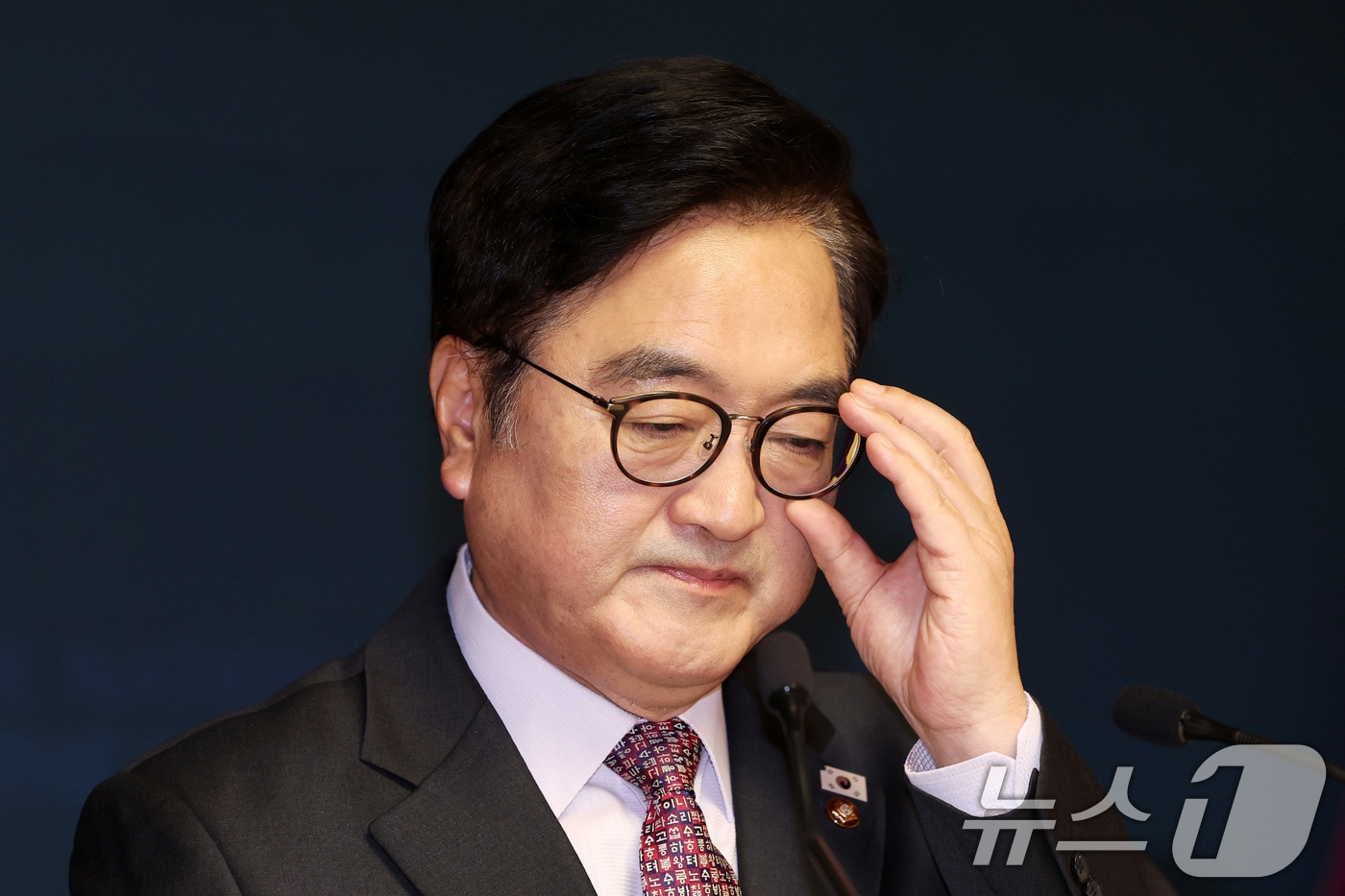 우원식 국회의장이 5일 서울 여의도 국회 사랑재에서 2026년 신년 기자회견을 하며 안경을 고쳐쓰고 있다. 2026.2.5/뉴스1 ⓒ News1 국회사진기자단