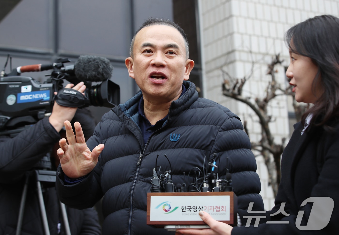 정치자금법 위반 혐의로 재판에 넘겨진 '정치 브로커' 명태균 씨가 5일 오후 경남 창원 성산구 창원지방법원에서 열린 1심 선고 공판에 출석하고 있다. 2026.2.5/뉴스1 ⓒ News1 윤일지 기자