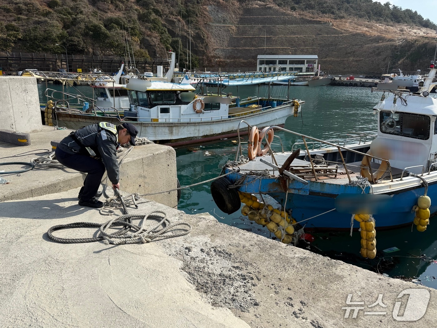 항포구 점검하는 제주해경(제주해경서 제공. 재판매 및 DB금지)/뉴스1