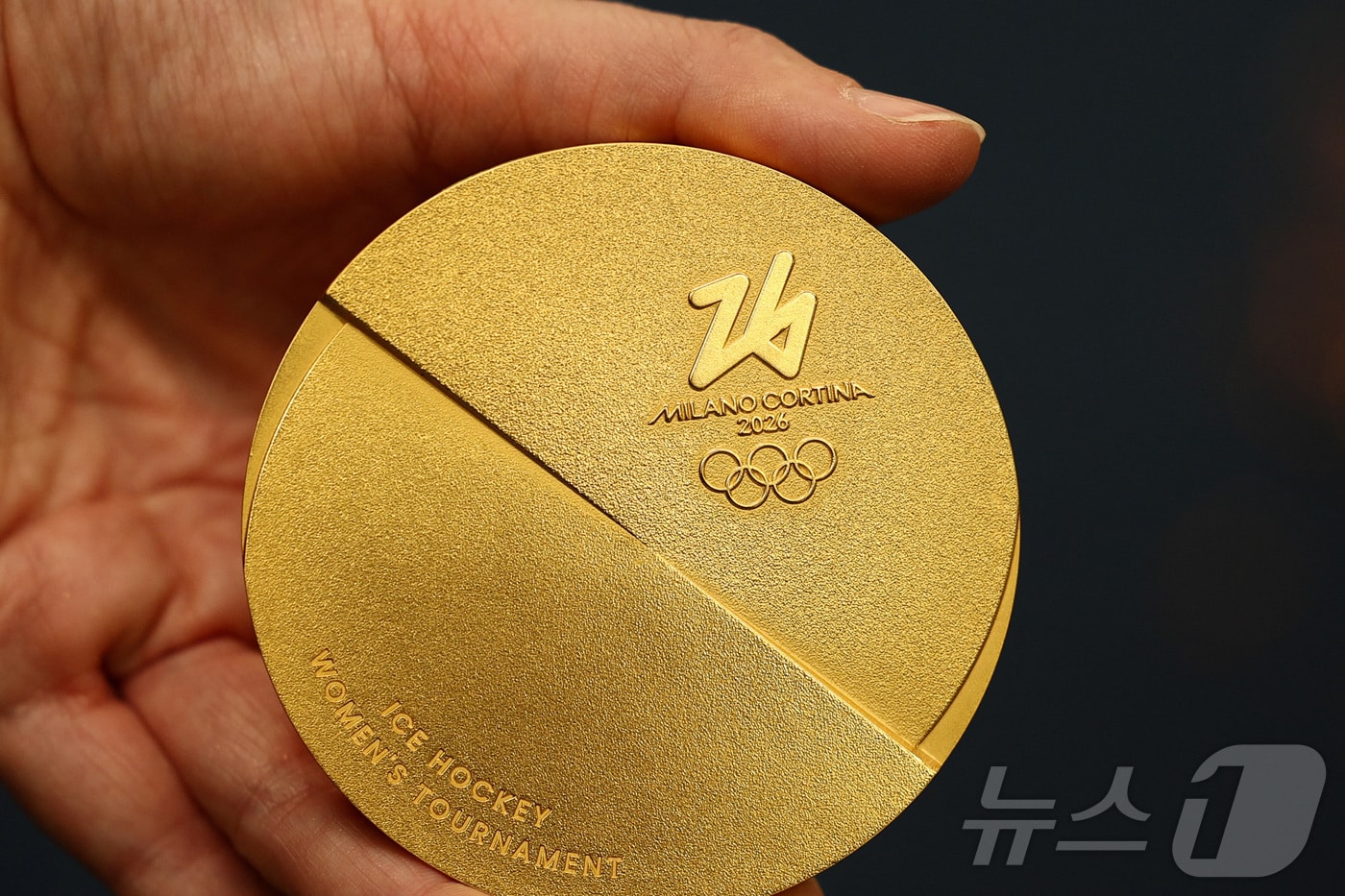 2026년 밀라노-코르티나 동계 올림픽 금메달 샘플 ⓒ 로이터=뉴스1 ⓒ News1 김초희 디자이너