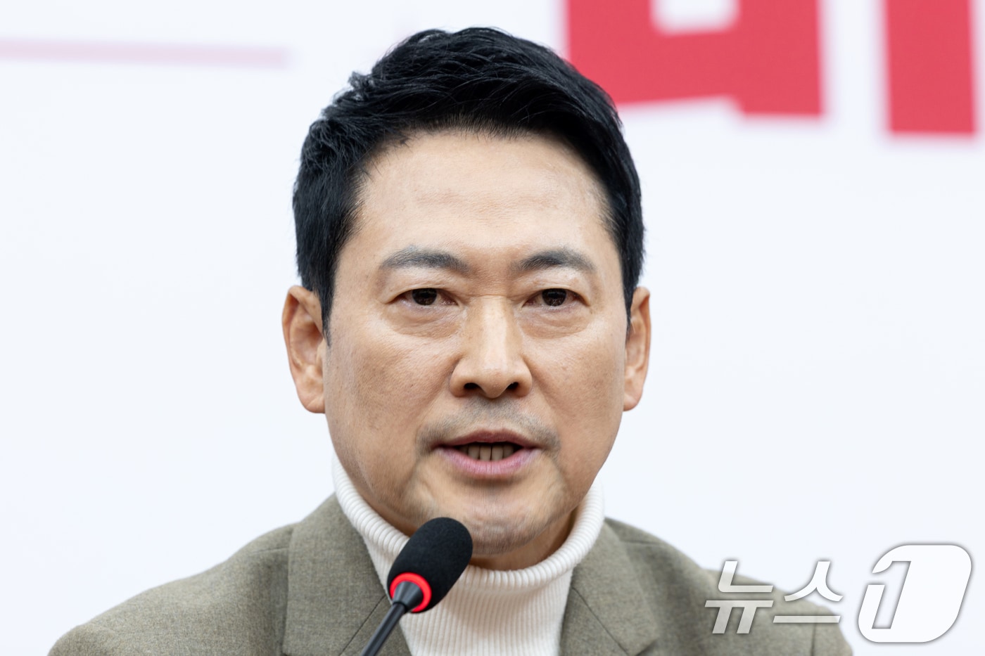 장동혁 국민의힘 대표가 지난 5일 서울 여의도 국회에서 기자간담회를 열고 거취 표명 요구에 대한 입장을 밝히고 있다. 2026.2.5 / ⓒ 뉴스1 이승배 기자