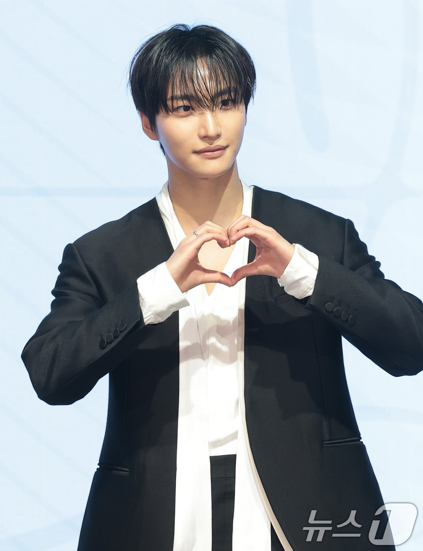 그룹 에이티즈(ATEEZ) 성화가 5일 서울 영등포구 페어몬트 앰배서더 호털에서 가진 미니 13집 '골든 아워 : 파트 4 (GOLDEN HOUR : Part.4)' 발매 기념 기자간담회에 참석해 포즈를 취하고 있다. 2026.2.5/뉴스1 ⓒ News1 권현진 기자