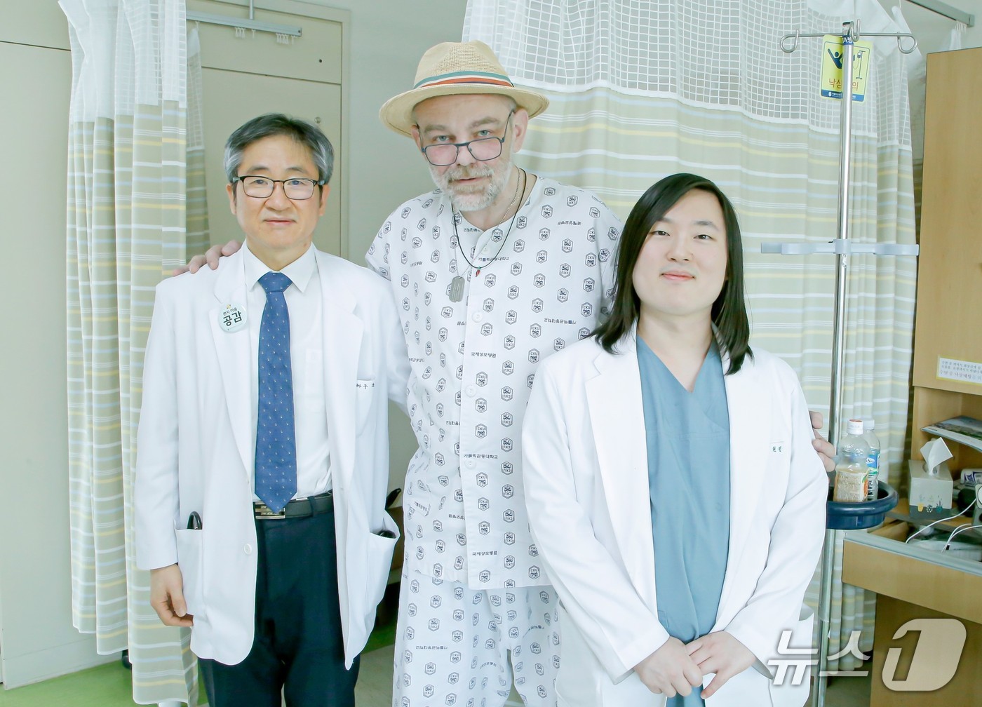 (왼쪽부터)구본대 인천국제성모병원 교수, 체코인 폴라흐, 송원빈 전공의(인천국제성모병원 제공/뉴스1)