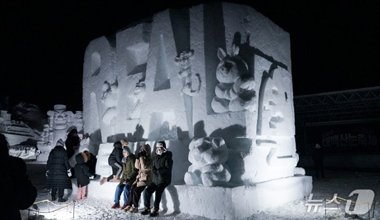제33회 태백산 눈축제의 야간 눈 조각 전시 자료 사진. (태백시 제공. 재판매 및 DB금지) 2026.2.5/뉴스1