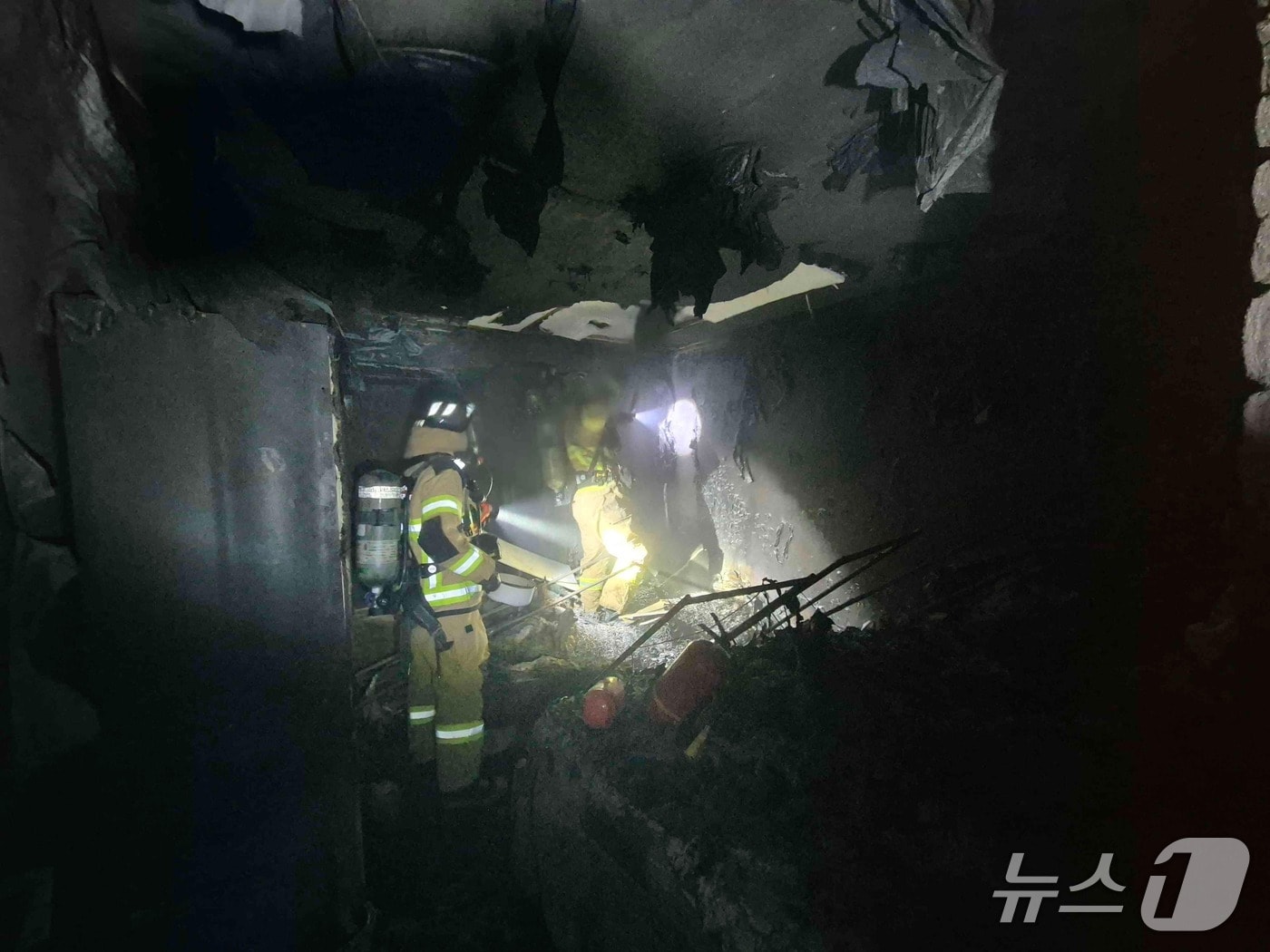 천안 서북구 쌍용동 아파트 화재 현장. (천안서북소방서 제공, 재판매 및 DB금지) / 뉴스1