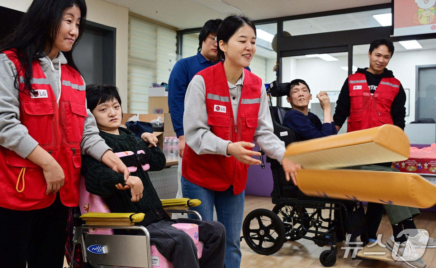LG전자 '라이프스굿 봉사단' 인원들이 설 연휴를 앞둔 지난 5일 염리장애인주간보호센터를 찾아 이용 장애인들과 윷놀이를 즐기고 설 음식인 떡국을 함께 만드는 시간을 가졌다.(LG전자 제공)