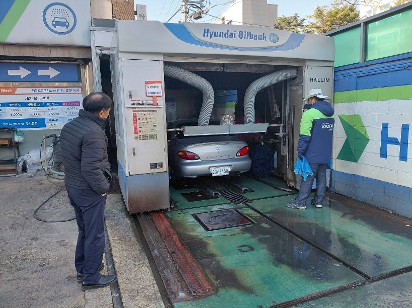 도봉구 민간자율환경감시단이 지역 내 한 주요소 세차시설을 점검하고 있다.(도봉구 제공)