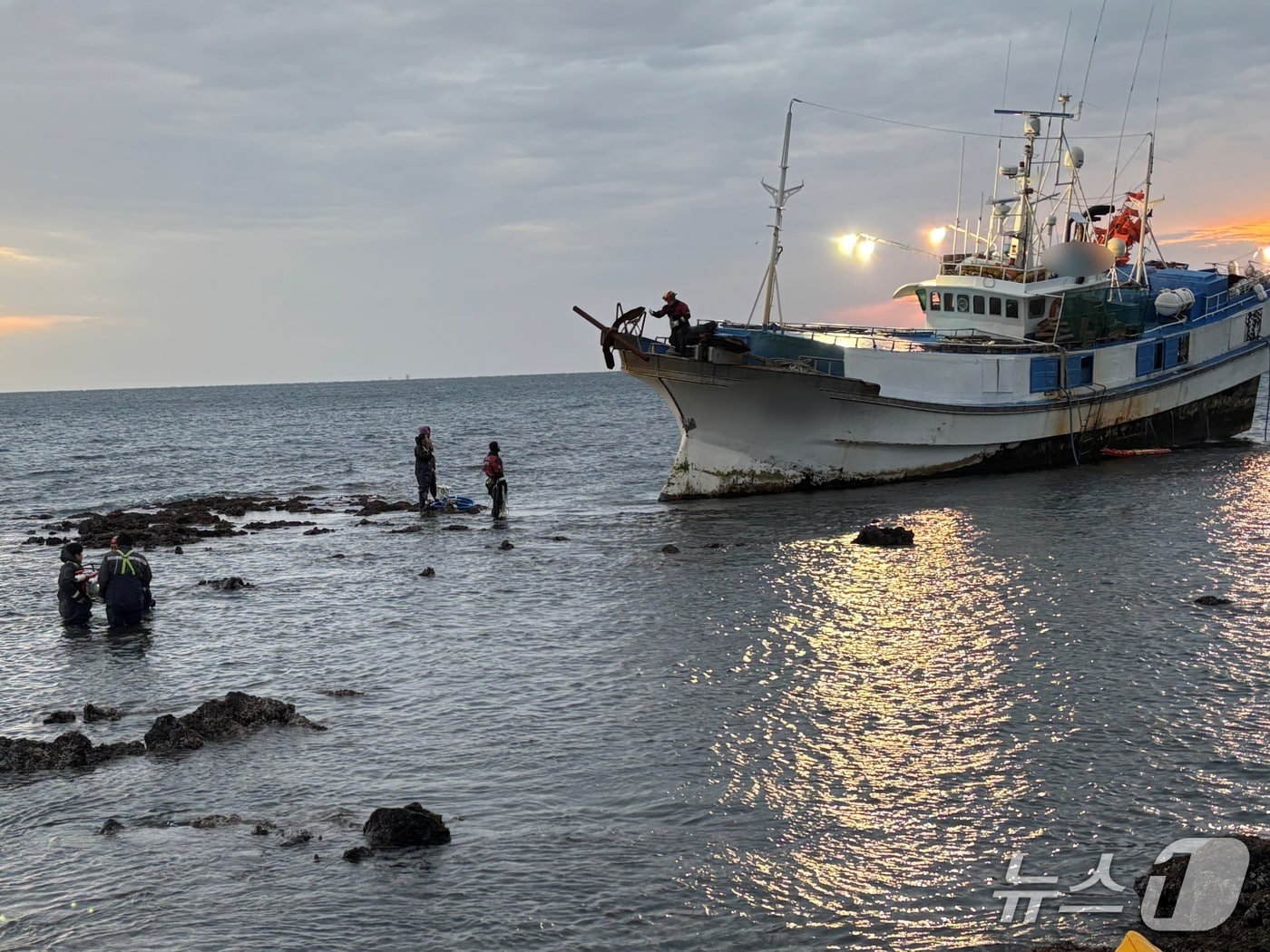 6일 제주 서귀포시 성산읍 삼달리 인근 바다에서 어선이 좌초됐다.(서귀포해양경찰서 제공. 재판매 및 DB 금지)