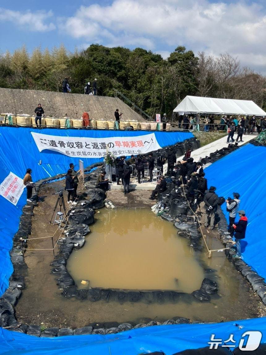 지난해 4월 1일 일본 야마구치현 우베시 장생(조세이)탄광 유해 발굴 현장에서 6월 잠수조사를 대비한 구조물 철거 작업이 진행됐다. (장생탄광 희생자 귀향 추진단 제공)