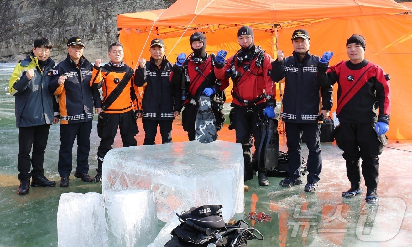 경북도 소방본부는 6일 대구 두류 다이빙 풀장과 안동시 도산면 일원에서 겨울철 내수면 수난사고에 대비한 동계 수난구조 전문교육훈련을 실시했다.(경북 소방본부 제공. 재판매 및 DB금지) /뉴스1