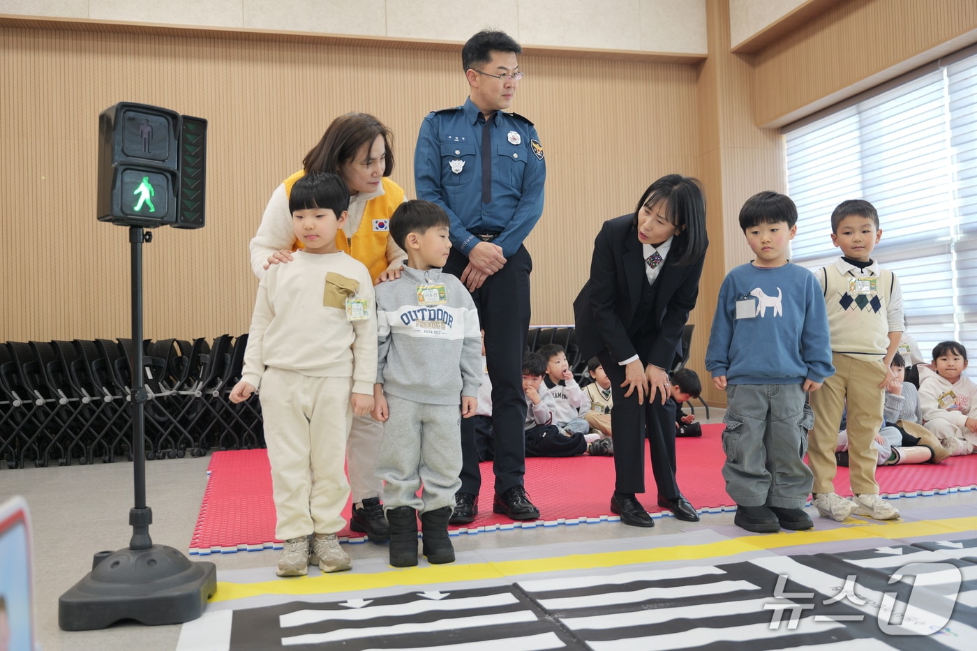 경기 수원팔달경찰서가 지난 2일부터 6일까지 청사 4층 대강당(팔달마루)에서 수원시자원봉사센터, 수원안전실천시민연합회와 어린이 교통사고 예방을 위한 '안전 체험 교육'을 진행했다. 사진은 아이들이 모형 횡단보도에서 보행 3원칙을 실습하고 있는 모습.  (수원팔달서 제공. 재판매 및 DB 금지) 2026.2.6/뉴스1 