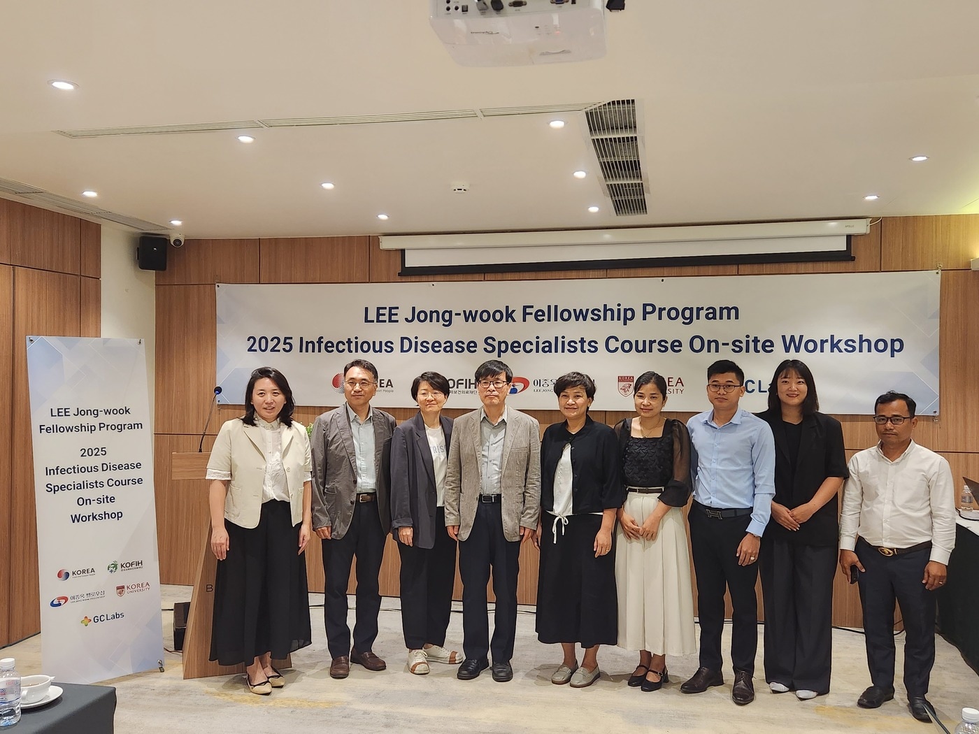 캄보디아 간담회에서 기념촬영 진행 중인 GC녹십자의료재단-고려대학교 컨소시엄(왼쪽에서 1번째부터 순서대로 GC Labs 김현원 국제보건 유닛장, KOFIH 캄보디아 송용근 소장, 고려대 의대 윤영경 교수 및 천병철 교수). (GC 제공)