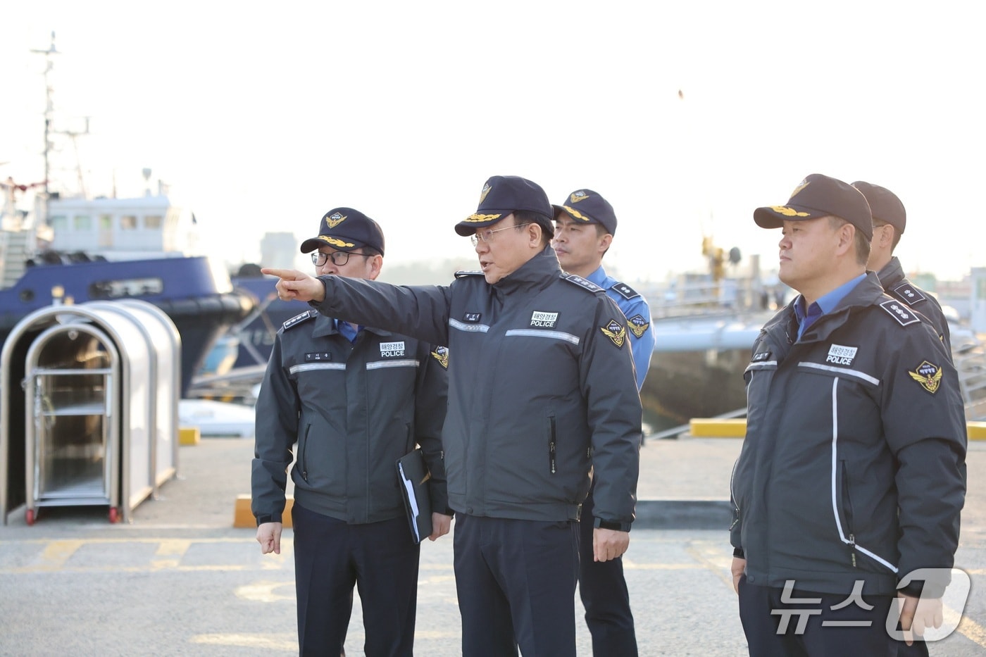 장인식 해양경찰청장 직무대행이 지난 5일 여수 국동항을 찾아 설 대비 안전관리 실태를 점검하고 있다. (여수해경 제공. 재판매 및 DB금지)