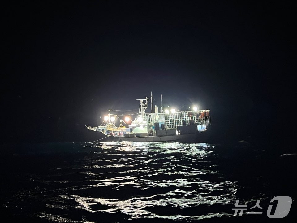 강원 동해해양경찰서, 독도 인근 해상서 기관 고장된 어선 구조 현장.(동해해경 제공, 재판매 및 DB금지)