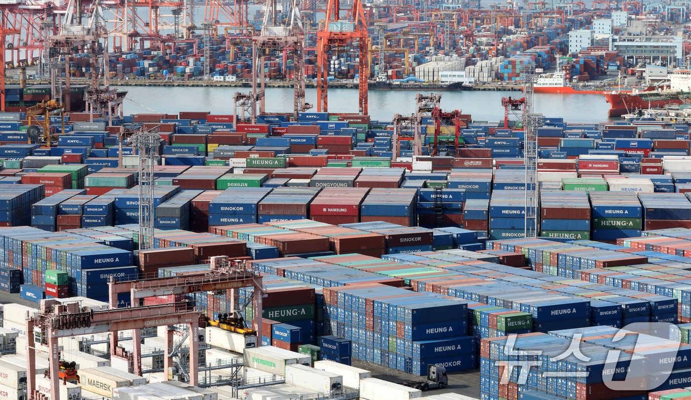 6일 부산항 신선대부두와 감만부두 야적장에 컨테이너가 가득 쌓여 있다. 2026.2.6 / ⓒ 뉴스1 윤일지 기자