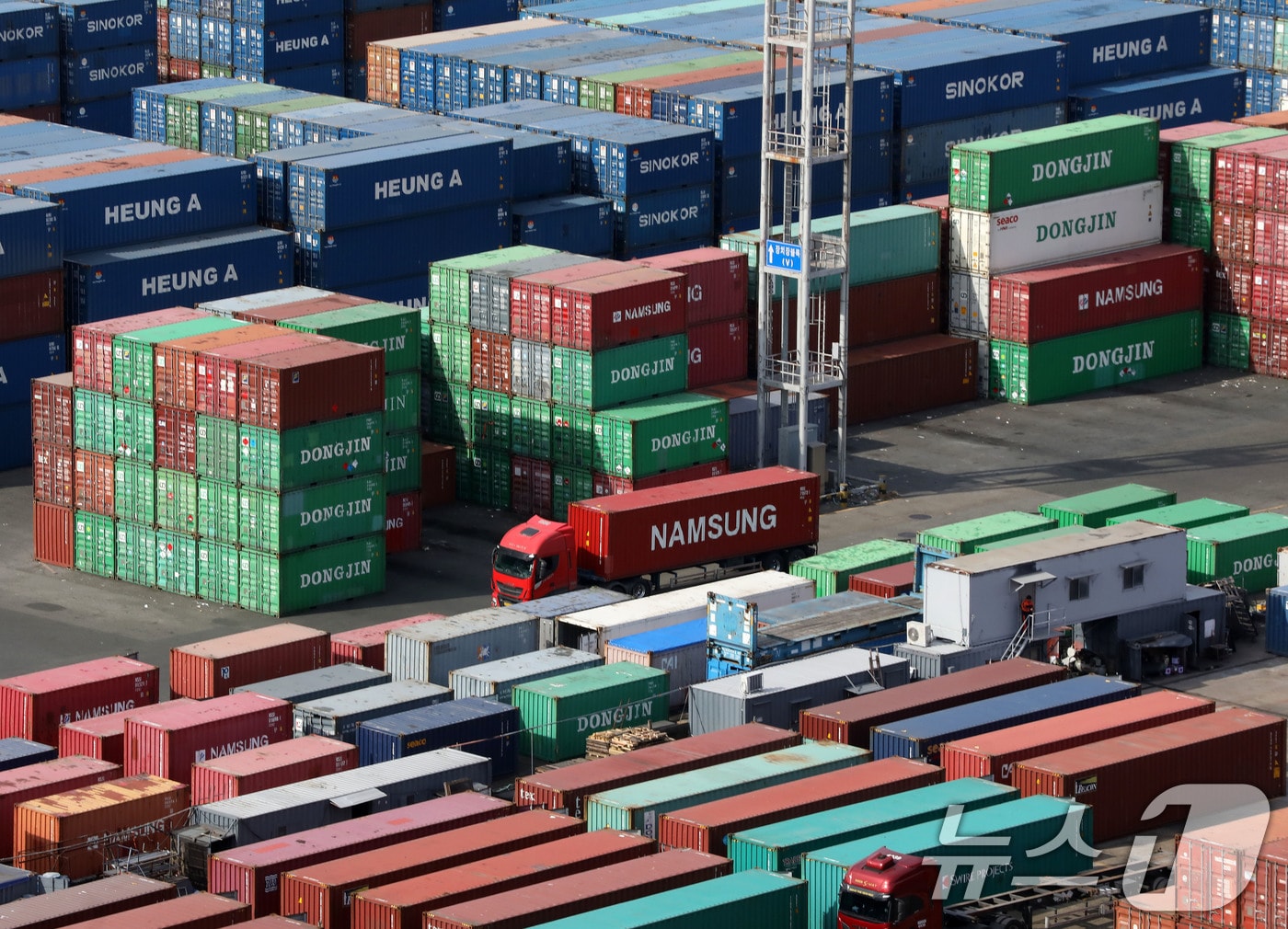 6일 부산항 신선대부두 야적장에 컨테이너가 가득 쌓여 있다. 2026.2.6 ⓒ 뉴스1 윤일지 기자