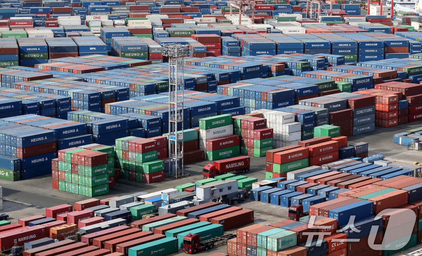 부산항 신선대부두 야적장에 컨테이너가 가득 쌓여 있다.2026.2.6 ⓒ 뉴스1 윤일지 기자