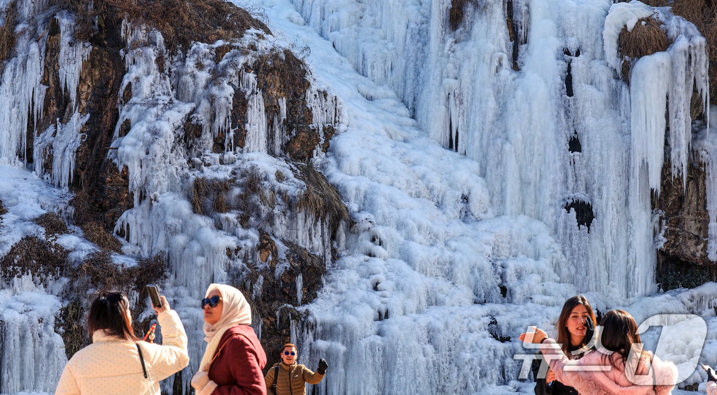 아침기온이 영하10도 밑으로 떨어진 6일 서울 서대문구 홍제천 인공폭포가 얼어붙어 있다. 2026.2.6 ⓒ 뉴스1 이호윤 기자