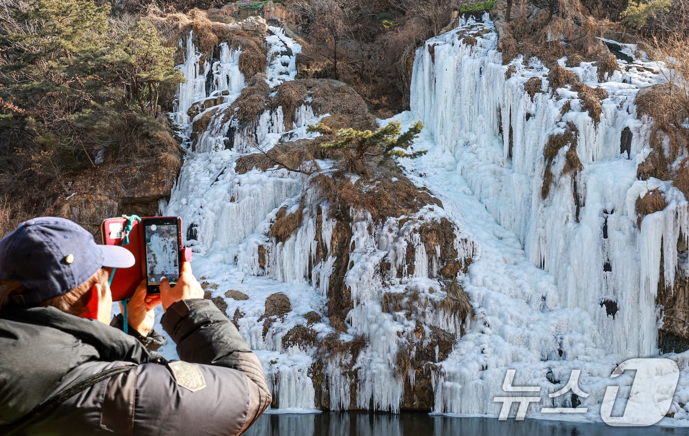 아침기온이 영하10도 밑으로 떨어진 6일 서울 서대문구 홍제천 인공폭포가 얼어붙어 있다. 2026.2.6 ⓒ 뉴스1 이호윤 기자