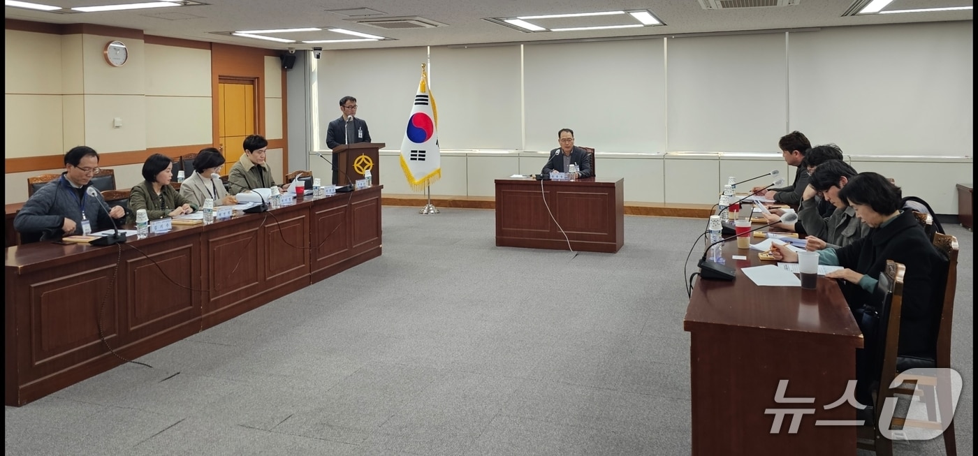 진주시 마약 퇴치 합동 추진단이 지난 5일 시청 상황실에서 마약 퇴치 합동 캠페인 및 예방 교육 추진 방안 등을 논의하고 있다(진주시 제공. 재판매 및 DB금지).