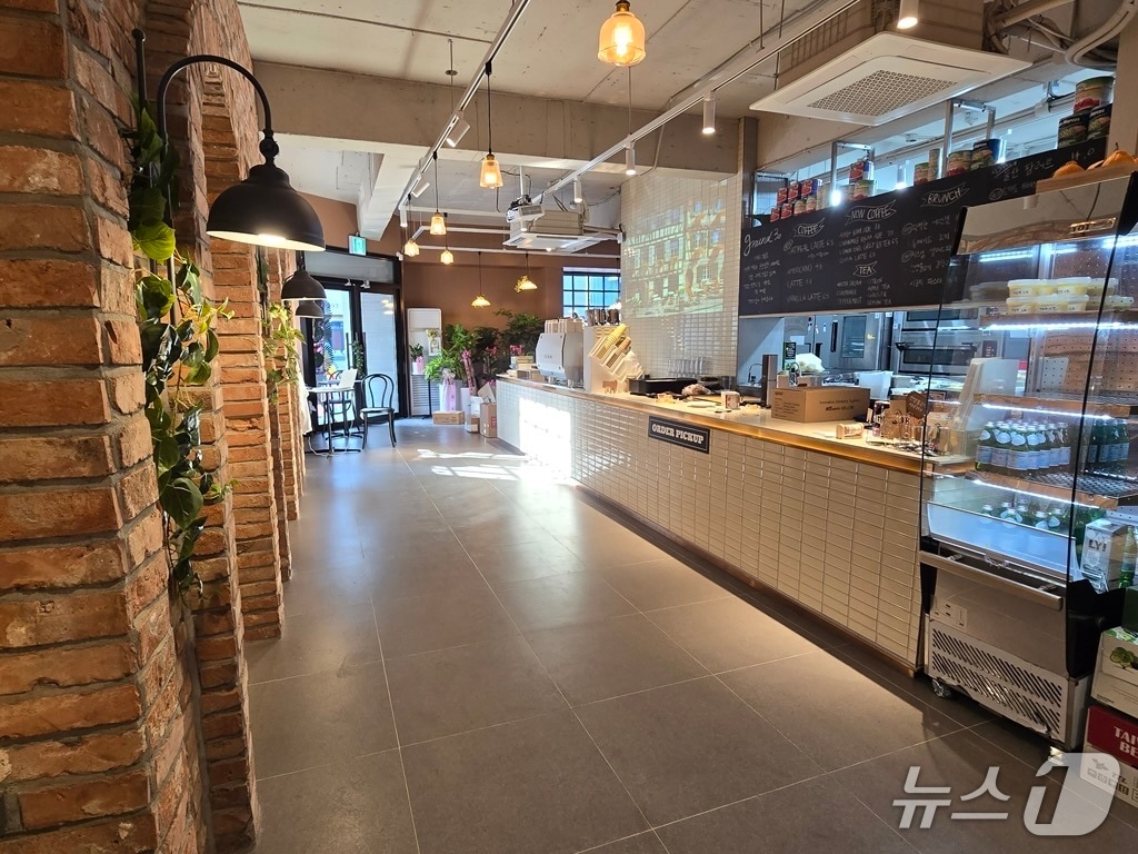 학성가구거리 활력센터(그라운드 30) 1층 베이커리 전경.(울산 중구 제공. 재판매 및 DB금지)/뉴스1