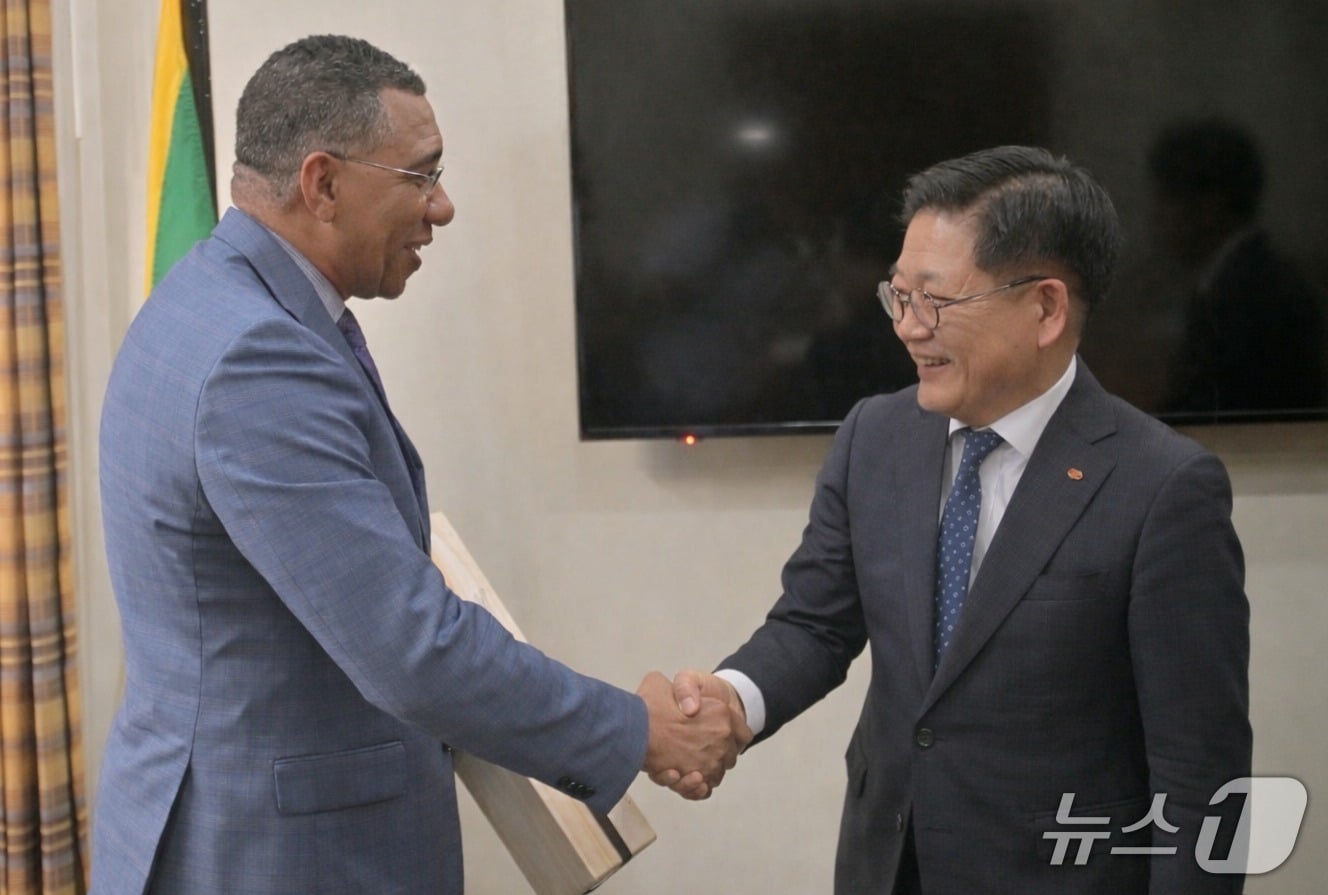 권명호 동서발전 사장이 지난 3일(현지시각) 자메이카에서 앤드류 호니스 총리와 악수를 하고 있다. (동서발전 제공. 재판매 및 DB 금지) /뉴스1 