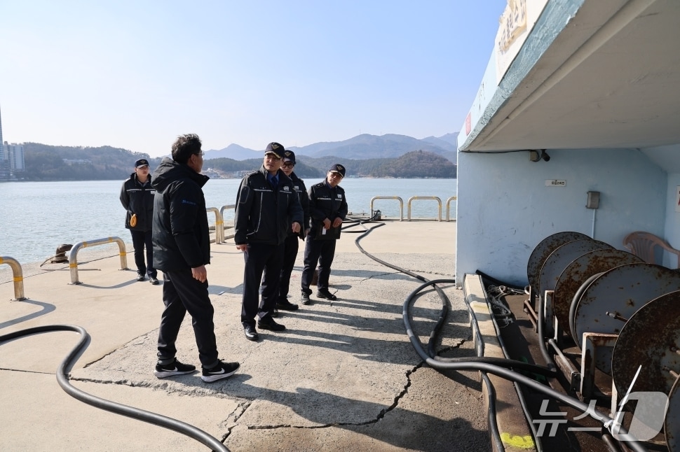 김태환 완도해경 서장이 지난 5일 신지급유소를 방문해 시설 관리 실태를 점검하고 있다.(완도해경 제공. 재판매 및 DB 금지)