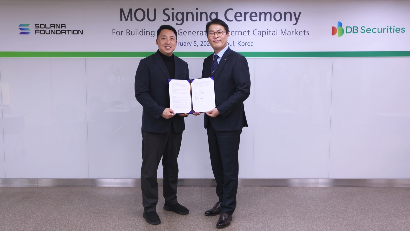 지난 5일 DB증권 본사에서 이성산 솔라나 재단 한국 대표(왼쪽)와 장현일 DB증권 경영지원부문장(CFO)이 업무 협약(MOU)을 체결하고 기념사진을 촬영하고 있다(DB증권 제공). ⓒ 뉴스1