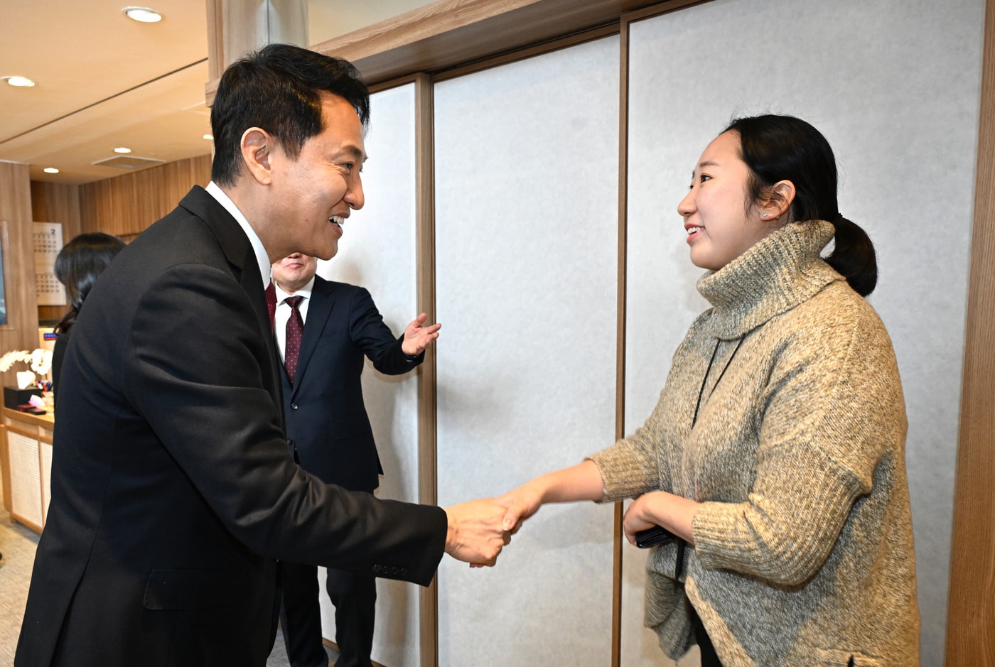 오세훈 서울시장이 6일 서울장학재단 장학생들과 가진 간담회 참석자와 인사를 나누고 있다.(서울시 제공)
