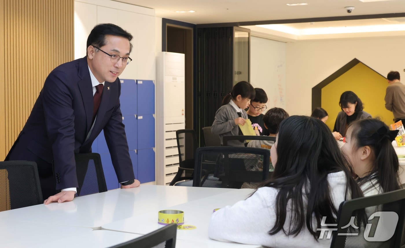 박희조 동구청장이 다함께돌봄센터 9호점에서 아이들과 대화하고 있다.(동구 제공. 재판매 및 DB금지)/뉴스1